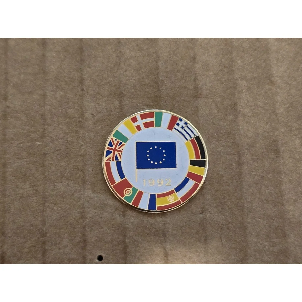 Vintage 1992 European Union Treaty Member Nations Flag Commemorative Pin G18